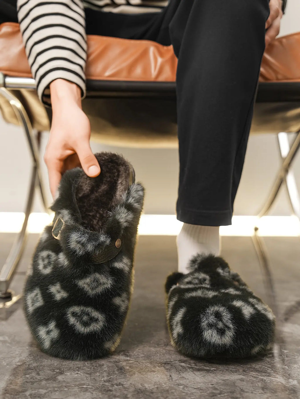 High-End Slip-On Fur Slippers for Men and Women, Plaid Pattern, Thick Sole, Casual Fashion, Anti-Slip, Warm Outdoor Shoes, Footwear, Perfect Gift, Leopard Pattern Slippers