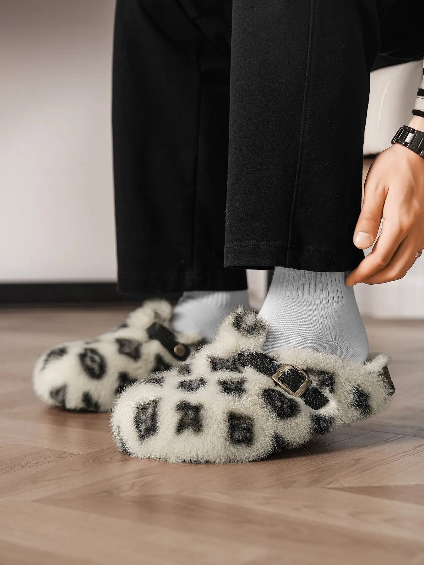 High-End Slip-On Fur Slippers for Men and Women, Plaid Pattern, Thick Sole, Casual Fashion, Anti-Slip, Warm Outdoor Shoes, Footwear, Perfect Gift, Leopard Pattern Slippers