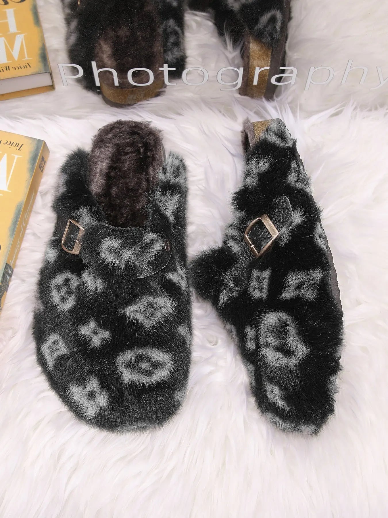 High-End Slip-On Fur Slippers for Men and Women, Plaid Pattern, Thick Sole, Casual Fashion, Anti-Slip, Warm Outdoor Shoes, Footwear, Perfect Gift, Leopard Pattern Slippers