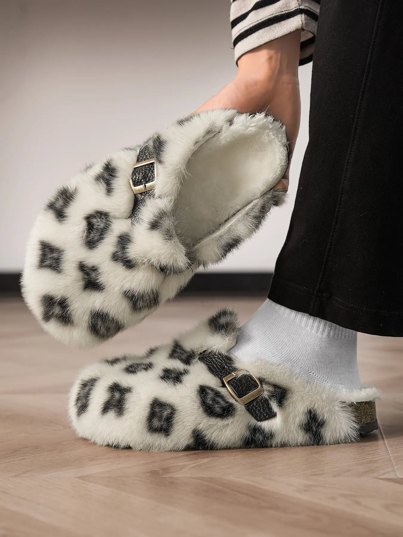 High-End Slip-On Fur Slippers for Men and Women, Plaid Pattern, Thick Sole, Casual Fashion, Anti-Slip, Warm Outdoor Shoes, Footwear, Perfect Gift, Leopard Pattern Slippers